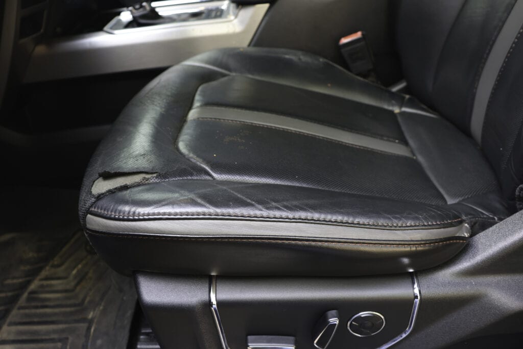 07 USF Ford F 150 Platinum 2018 Bottom 2
