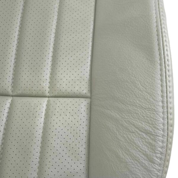 Chevrolet Impala, cuero genuino perforado, 1994-1996, gris, conductor o pasajero, vista superior, funda de asiento de repuesto OEM. Chevrolet Impala 1994-1996 | Funda de asiento de repuesto OEM