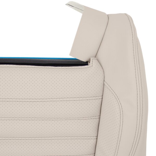 Mercedes-Benz C350, cuero perforado, 2015-2021, beige seda, conductor o pasajero, vista cercana de la parte inferior, funda de asiento de repuesto OEM. Mercedes-Benz C300 Coupé 2015-2021 | Funda de asiento de repuesto OEM